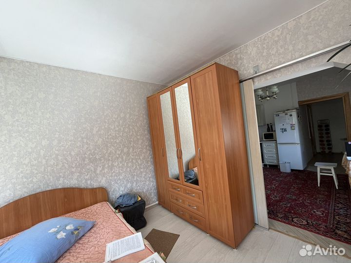 Шкаф трехсекционный