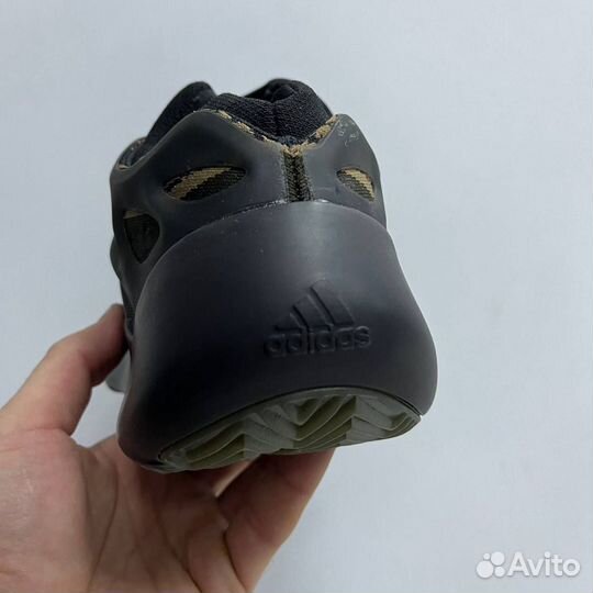 Кроссовки adidas yeezy boost 700 v3