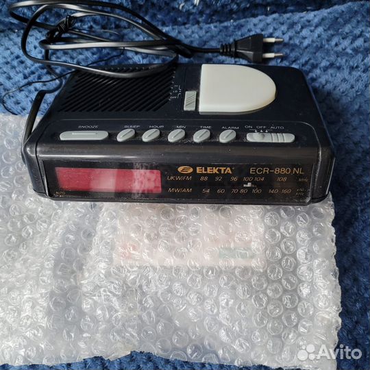 Электронные часы с радио Elekta