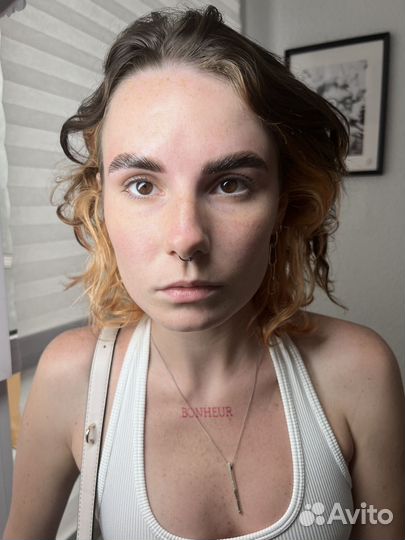 Модель на брови