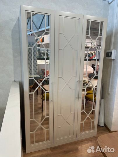 Шкаф распашной