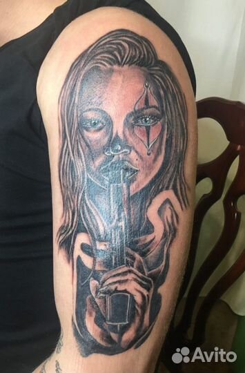 Тату-мастер девушка