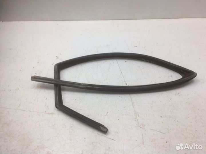 Уплотнитель стекла двери задний правый Kia Ceed JD