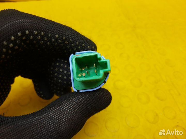 Выключатель сигнала тормоза Mitsubishi Outlander