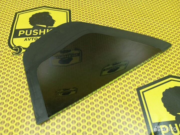 Стекло двери форточка заднее левое Renault Logan