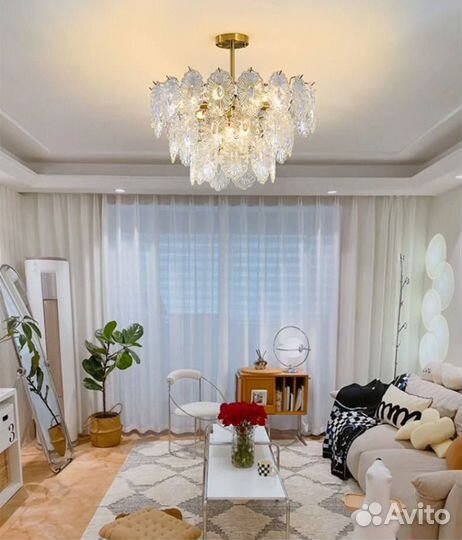 Потолочная люстра с подвесками из фигурного стекла