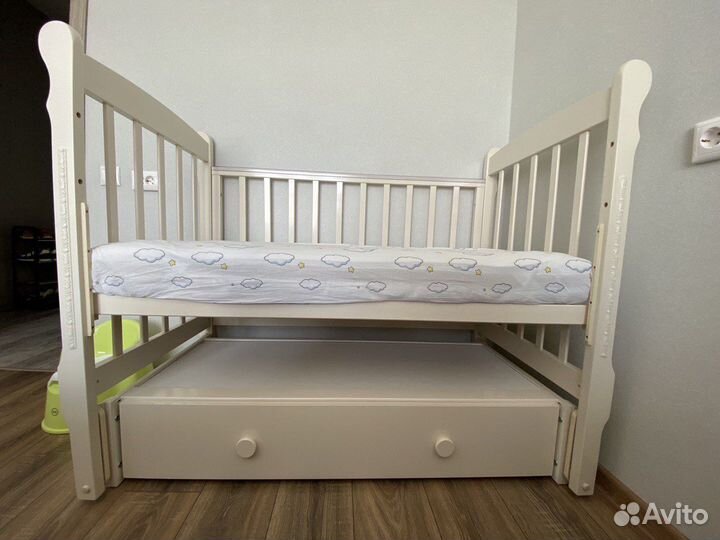 Детская кроватка с продольным маятником