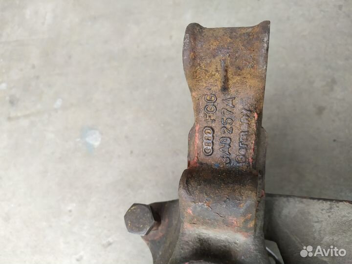 Ступица левый передняя, 8A0257A Audi 80 B4