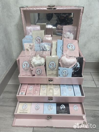 На руках разные чемоданы косметики 