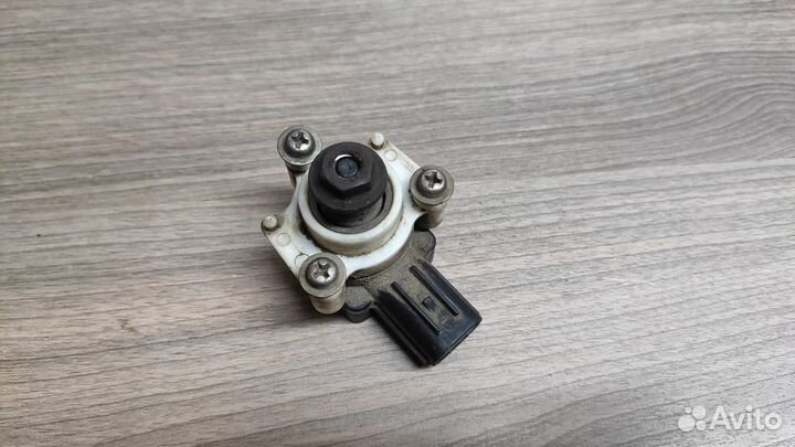 Датчик положения высоты Задний левый Lexus LX570