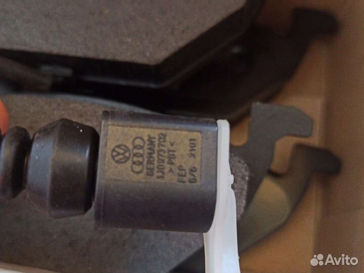 Тормозные колодки передние с датчиком VAG