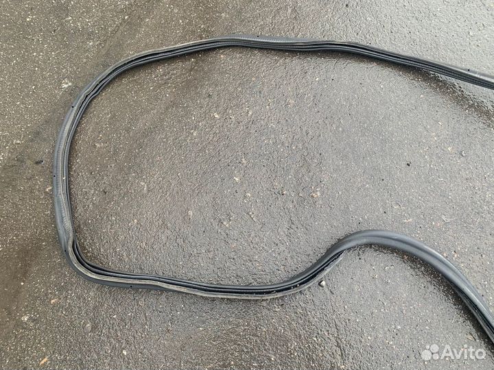 Уплотнитель проема багажника Golf 5 Plus