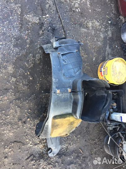 Передний левый подкрылок на мерседес W168