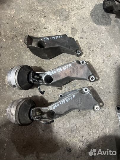 Кранштеин опроры двигателя 8Е199307А Audi