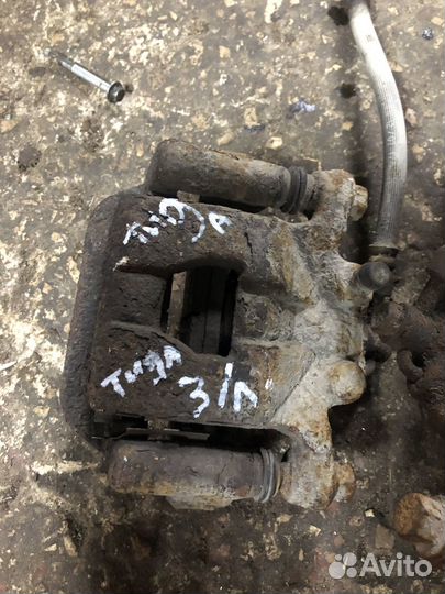 Задний тормозной суппорт Nissan Tiida 1