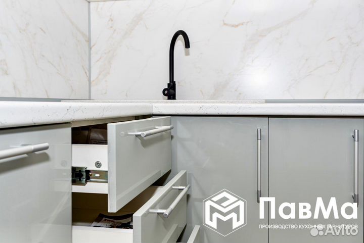 Дизайнерские кухонные гарнитуры 310*121