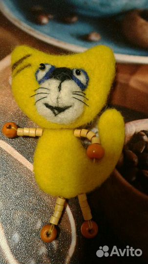 Брошь из шерсти