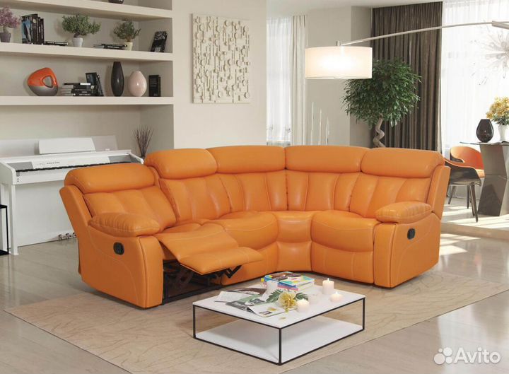 Диван с подушками