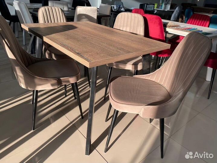 Стол и стулья