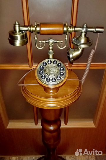 Ретро - телефон на подставке