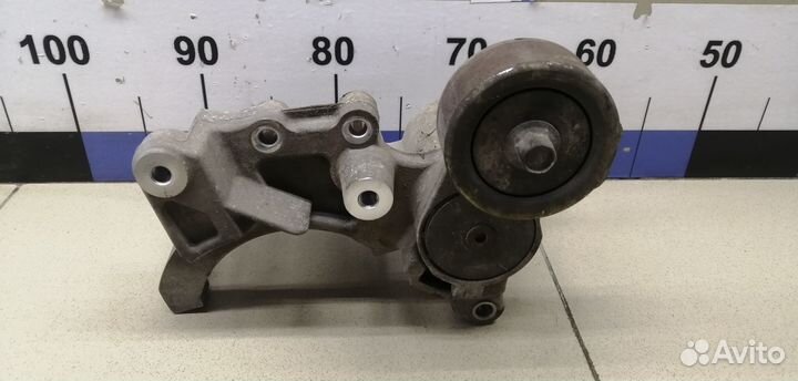 Кронштейн ролика-натяжителя руч. ремня Land Cruise