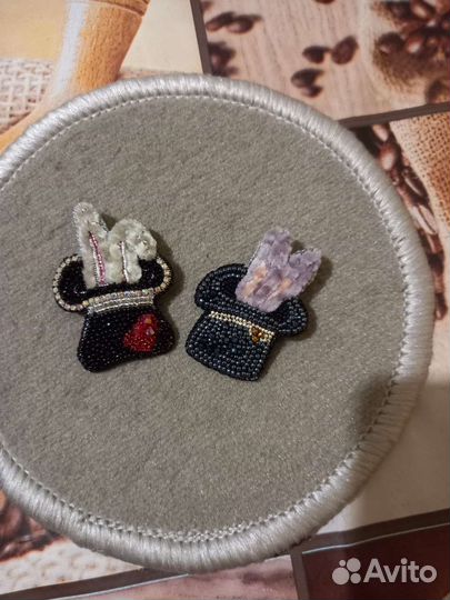 Брошь Шляпа волшебника с кроличьими ушами