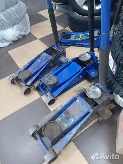 Домкрат подкатной 3т