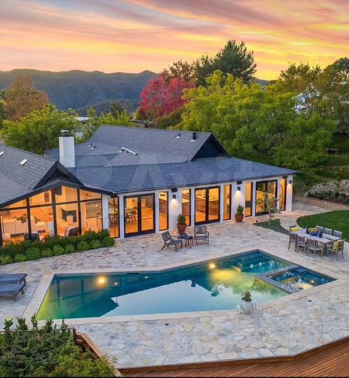 Коттедж 310 м² на участке 10 сот.