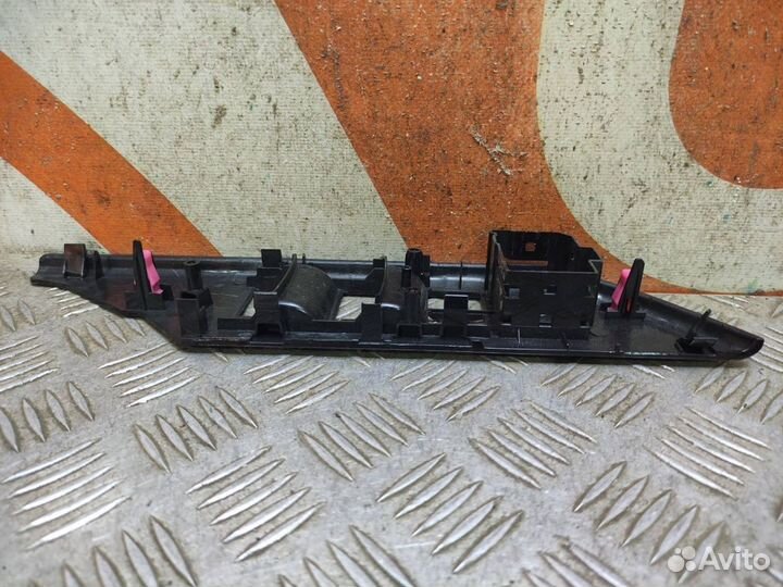 Накладка обшивки двери передняя левая Toyota Hilux