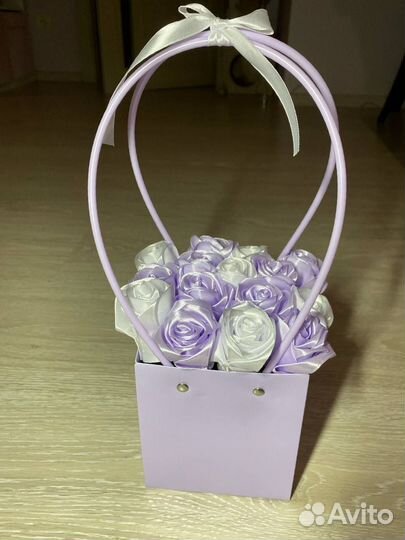 Розы из атласных лент