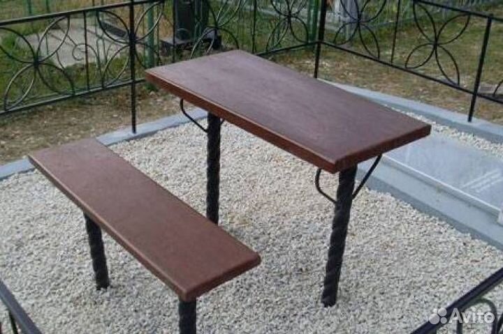 Столы лавки на кладбище