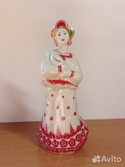 Фарфоровая статуэтка