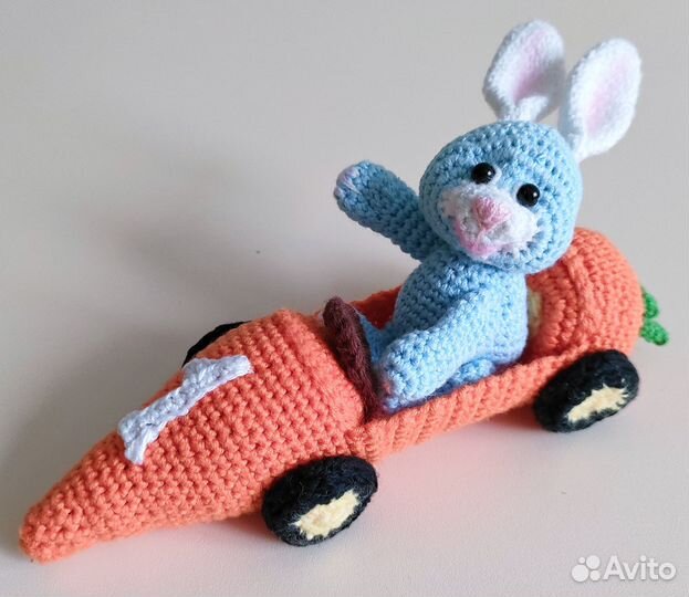 Вязанная игрушка. Зайчик в морковомобиле