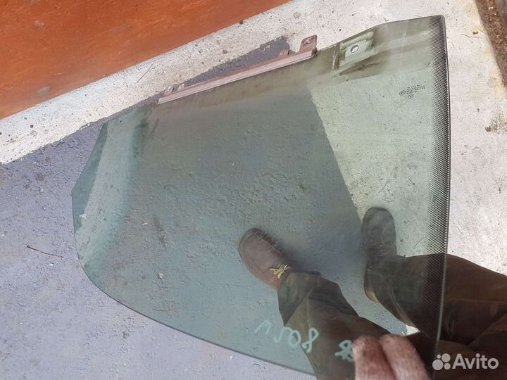 Переднее левое стекло Mercedes w208