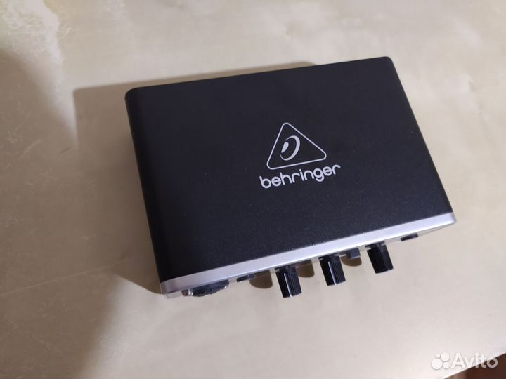 Внешняя звуковая карта Вehringer U-phoria umc22