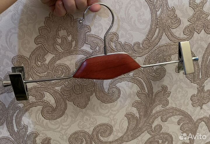 Вешалка для брюк /юбок