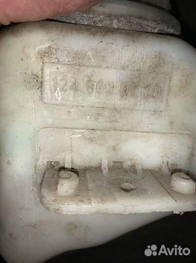 Бачок омывателя mercedes w124