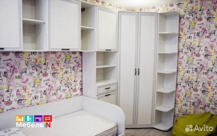 Кровать в детскую со столом и шкафом