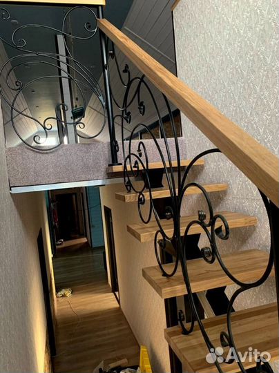 Лестница на металлокаркасе закрытого типа