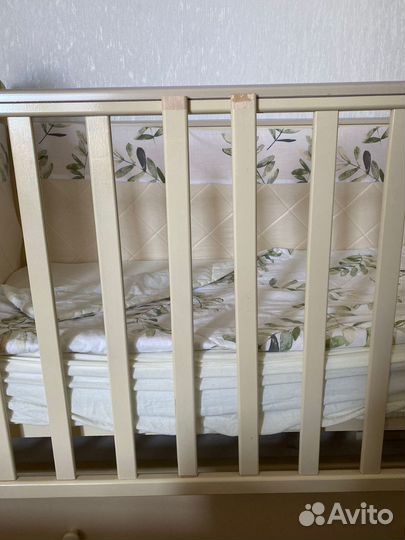 Детская кроватка с продольным маятником