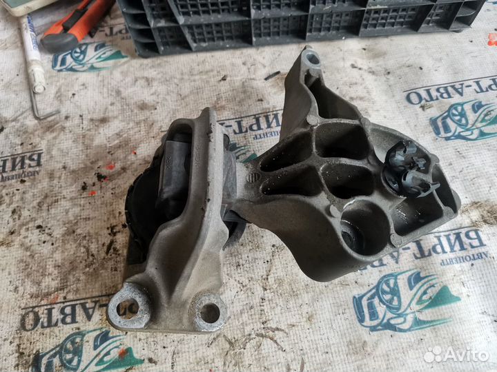 Опора двигателя правая Renault Megane III (2008—20