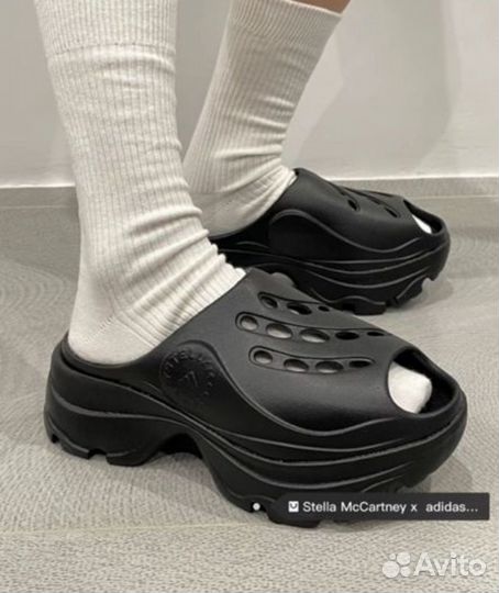 Пуховик и шлепки adidas by Stella McCartney