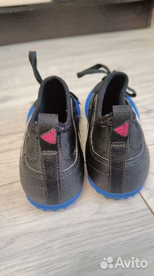 Футбольные бутсы adidas