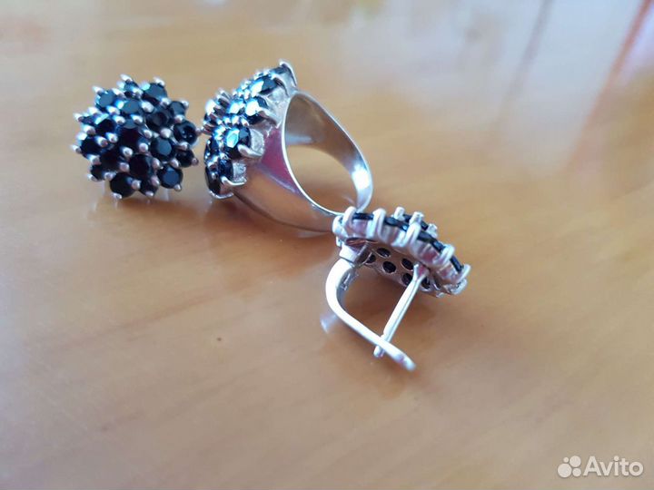 Серебряные серьги и кольцо