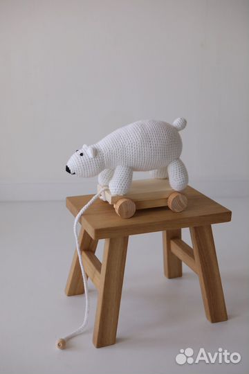 Вязаная игрушка белый медведь на колёсах