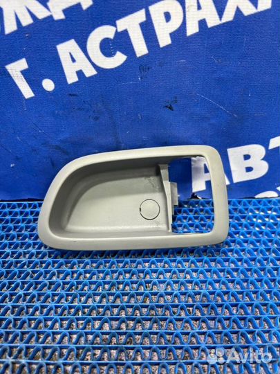 Накладка внутренней ручки двери Mazda Demio 2