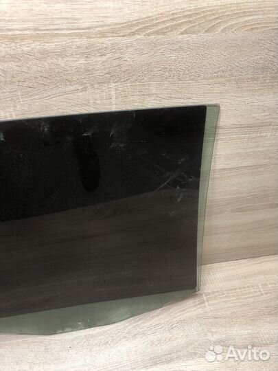 Стекло двери задней левой Фольксваген Тоуран