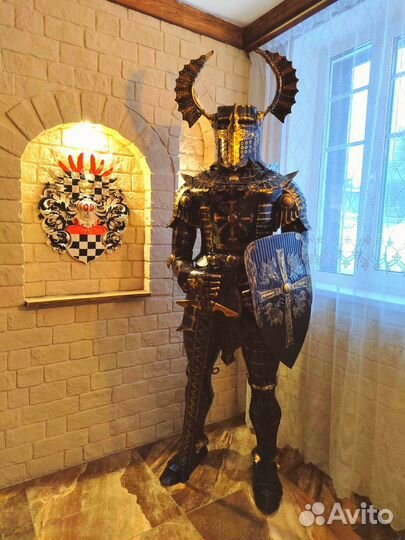 Рыцарь - крестоносец в парадном доспехе