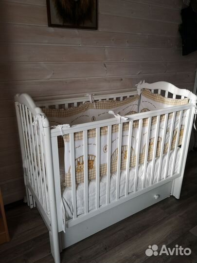 Детская кроватка с поперечным маятником