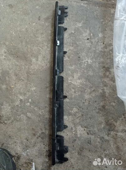 Audi q5 центральная планка бампера